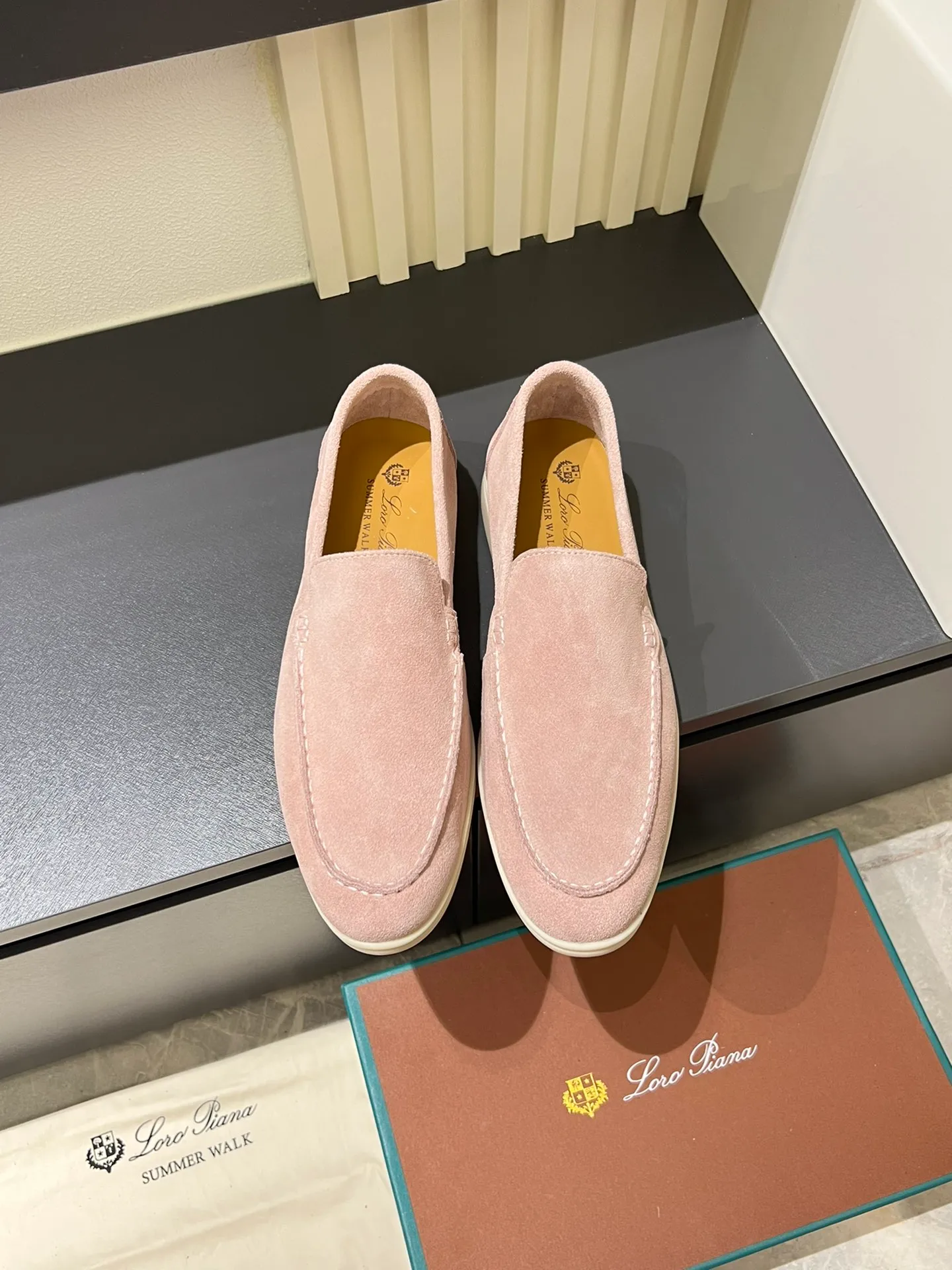 Men's shoes 💰p360 "Loro men's shoes 💰pian'*" Classic L men's shoes for couples 💰p Top version British flat loafers, a must-have item in old money style, the minimalist design is eye-catching and durable, a plus point for dressing The soft foot feel and texture are outstanding. They don’t scratch your feet and are very nice. They are matched with soft and waxy soles. They can be worn daily for a long time without getting tired. They are easy to wear, versatile and classic items, with perfect foot feel and texture! Imported cashmere fabric, the lining is made of imported A-grade water-dyed cow lining, the top version of the genuine leather midsole is sewn with pure handmade mark thread! Size: Female 35-40 (34. Customized) Male 38-44 (45.46. Customized)